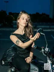 shooting photo thematique moto mannequin blonde